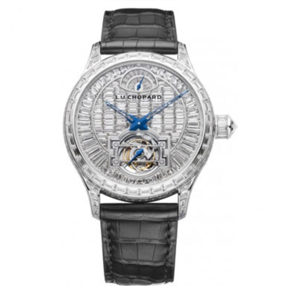 Đồng hồ Chopard - món đầu tư đắt giá - 3
Mặc dù không nằm trong danh sách của Wonderlist nhưng chiếc Chopard L.U.C Tourbillon Baguette này cũng xứng đáng là một siêu phẩm của công nghệ chế tác đồng hồ đỉnh cao và nghệ thuật kim hoàn sắc sảo. Những nhà sưu tập đồng hồ không khỏi ấn tượng bởi cỗ máy L.U.C. 02.01-L tích hợp bộ phận tourbillon mang chứng chỉ chất lượng danh giá Poincon de Genève. Kết hợp với 300 viên kim cương ống 27 carat, chiếc đồng hồ này được bán ra ở mức giá tương đương 14 tỉ. Đáng chú ý, một đại gia trong lĩnh vực Bất động sản ở Việt Nam đã sở hữu 1 trong 25 chiếc đồng hồ này.