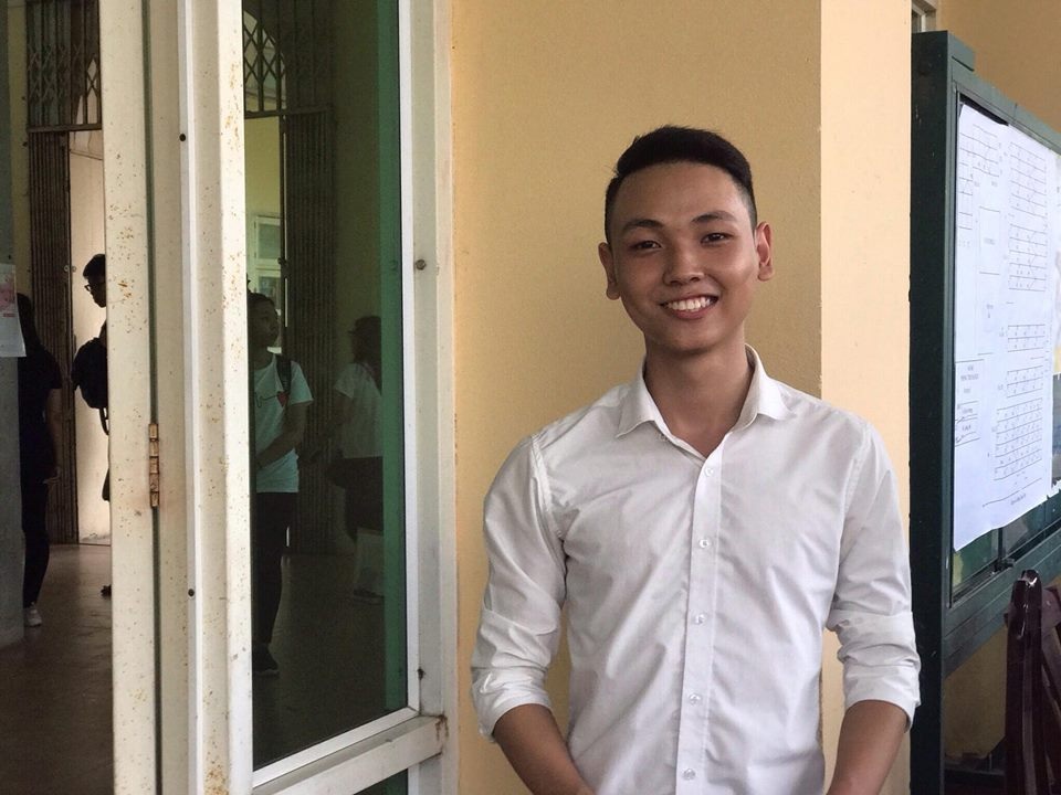 Thí sinh nói gì về đề thi năng khiếu Báo chí năm nay? - 4
Gương mặt rạng rỡ của một em thí sinh nam sau khi kết thúc bài thi của mình.