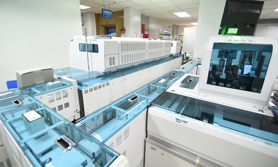 Miễn phí xét nghiệm dấu ấn ung thư dạ dày - 3 Ngoài ra, Bệnh viện Đa khoa MEDLATEC còn cam kết mang đến khách hàng nói chung, khách hàng tham gia chương trình miễn phí xét nghiệm tầm soát ung thư dạ dày nói riêng sự tin cậy cao của các kết quả xét nghiệm, vì tất cả các xét nghiệm đều được phân tích tự động hoàn toàn trên hệ thống máy móc hiện đại hàng đầu của các hãng nổi tiếng trên thế giới như Roche, Abbott,…