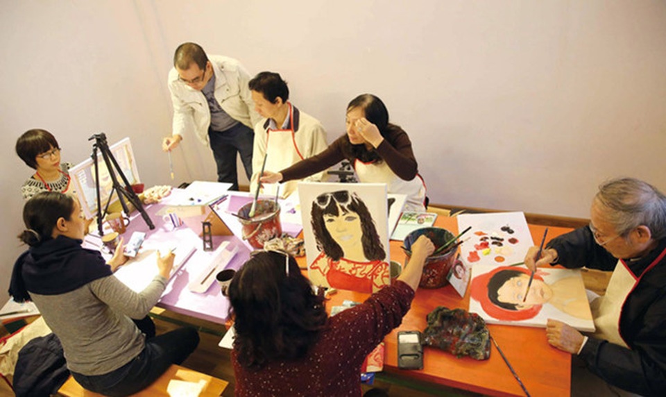 
Học vẽ là một cách thư giãn tốt cho cả người trẻ và người lớn tuổi.
