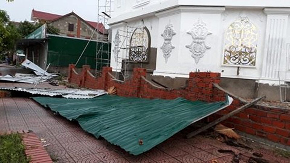 Bão quét qua, cây đổ ngổn ngang, nhiều đường bị ngập - 6 Bão quét qua, cây đổ ngổn ngang, nhiều đường bị ngập - 6