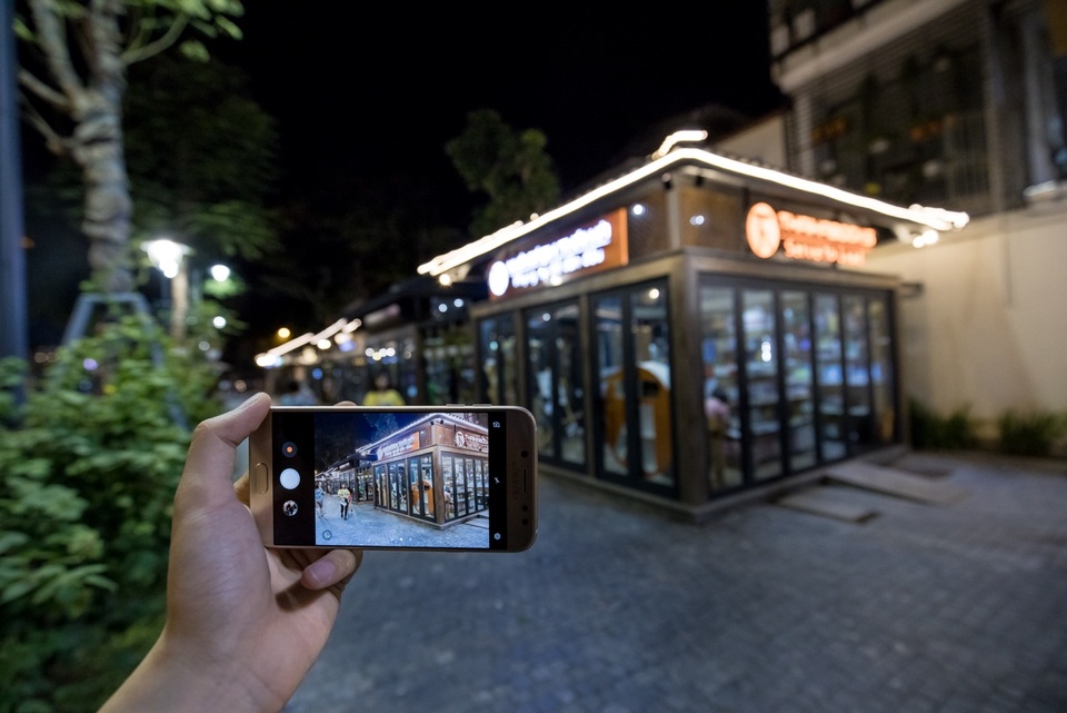 Đêm Hà Nội, đi đâu để check-in? - 3 Nhìn như một góc phố Phương Tây, nhưng đây là phố sách đấy!