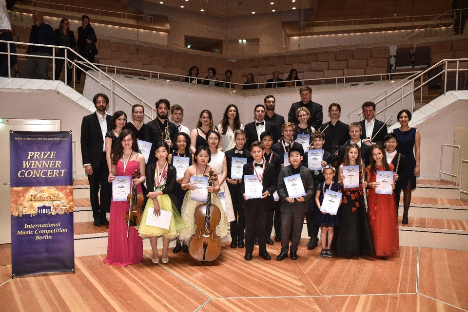 Nữ sinh 14 tuổi Việt Nam đoạt giải nhất tại cuộc thi piano quốc tế Marria Herrero - 3
Bạch Anh (váy trắng hàng thứ 2) tại lễ trao giải cuộc thi Rising Stars Grand Prix 2017 (Berlin, Đức)