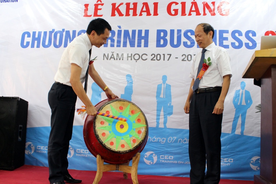 Chương trình đào tạo doanh nhân theo mô hình Quân đội khai giảng khóa 2 - 3
Ông Ngô Minh Tuấn và thầy Hà Xuân Quang đánh trống khai giảng, chính thức bắt đầu chương trình Business One khóa 2.