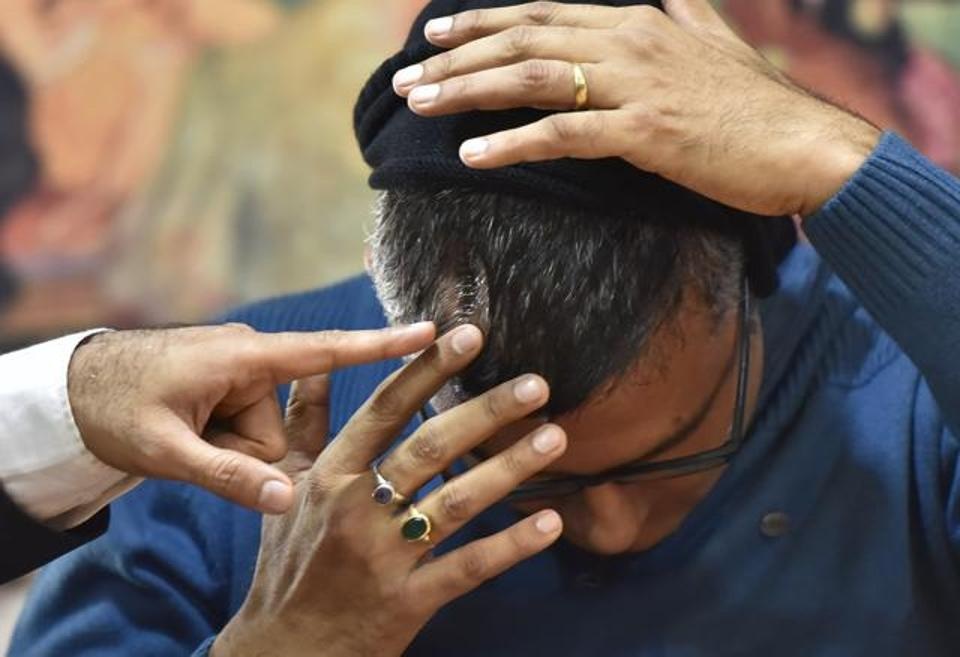 Nhạc công Ấn Độ chơi guitar trong khi đang phẫu thuật não - 3 Prasad cho mọi người xem vết mổ trên đầu