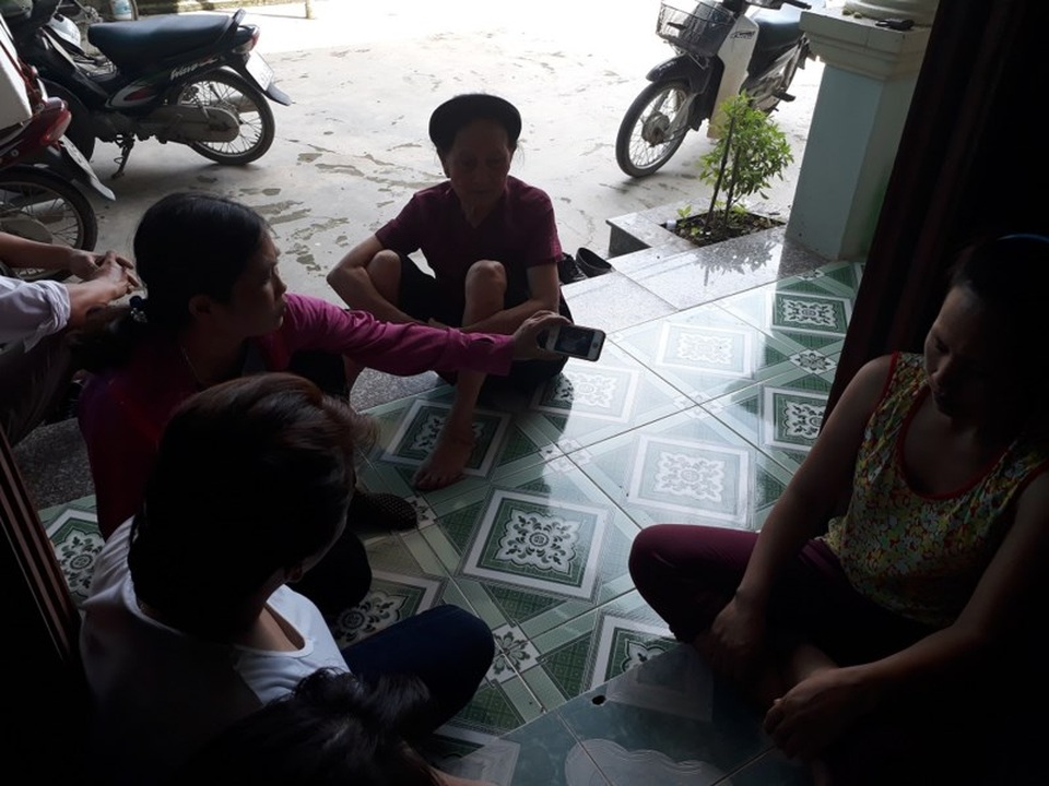 2 phụ nữ bị đánh vì nghi bắt cóc: Họ quá hung hãn! - 4 Nhiều người hàng xóm không khỏi xót xa trước sự việc. Họ tới hỏi thăm, chia sẻ cùng gia đình bà Phúc. Ảnh: TUYẾN PHAN
