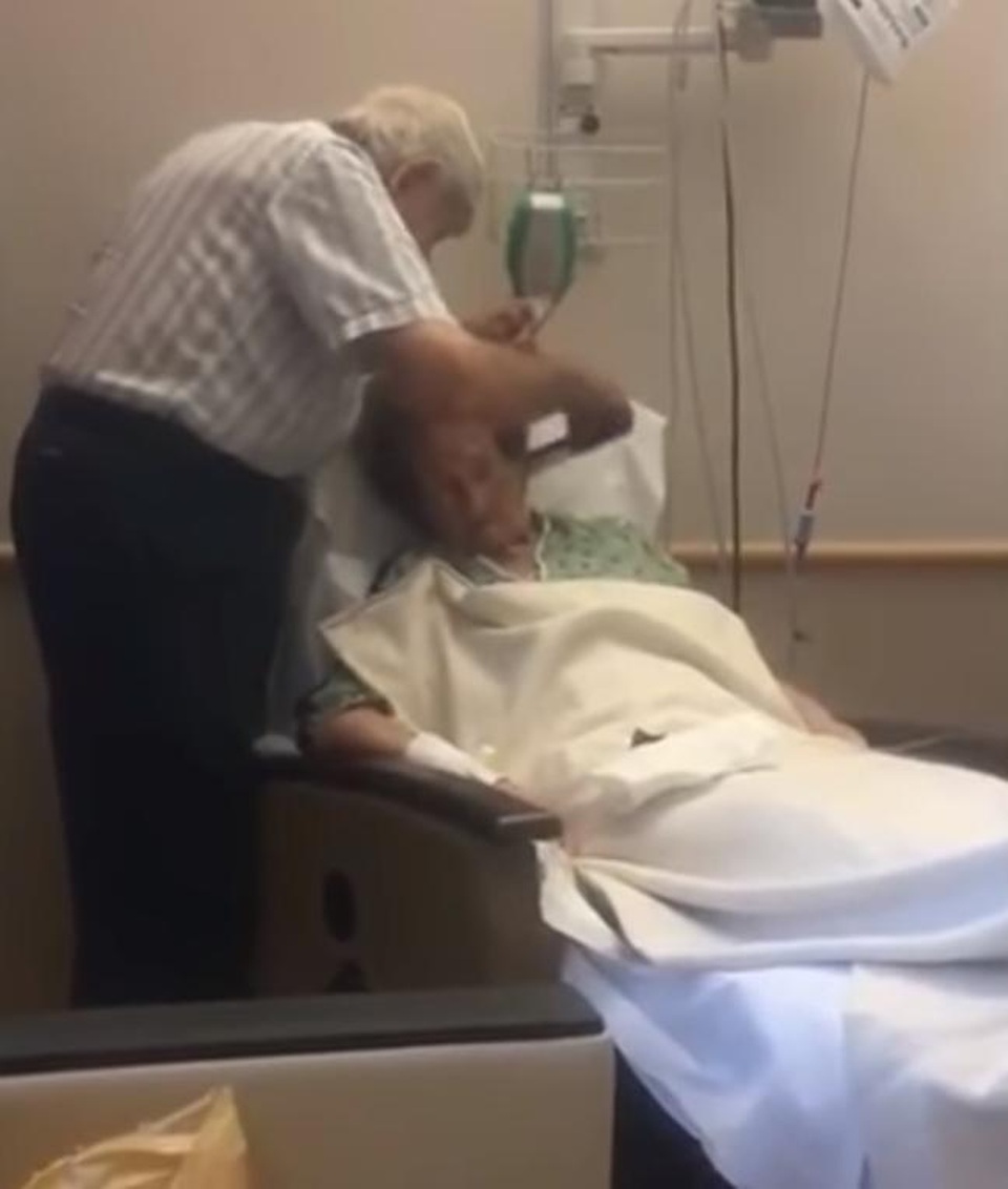 Bà cụ nghiêng đầu cho ông cụ chải tóc