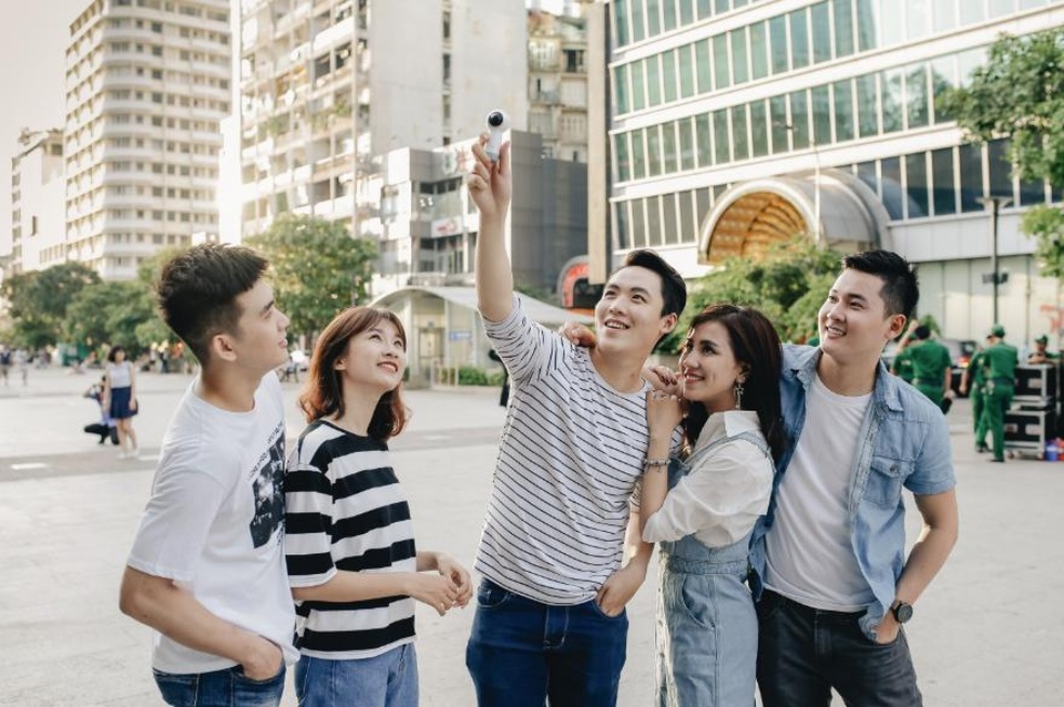 Nâng cấp mạng xã hội lên 5 sao với Galaxy S8 - 3
Vì cùng là “anh em” trong hệ sinh thái Galaxy, nên Gear 360 đã dễ dàng kết nối với Galaxy S8 để cho ra đời những thước phim livestream chất lượng nhất, giúp người dùng thu trọn niềm vui chỉ sau vài thao tác đơn giản.