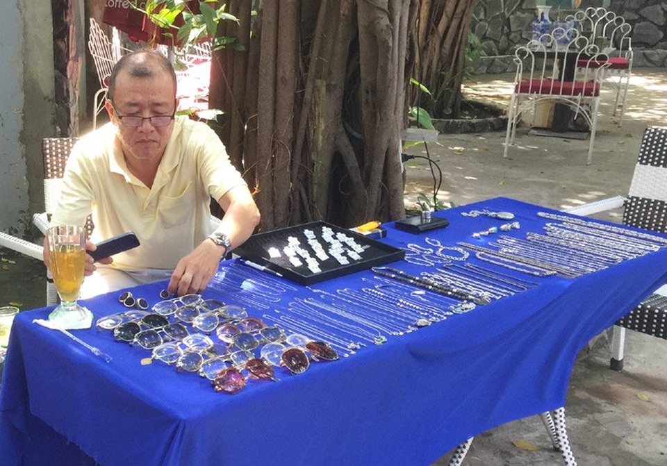Nam diễn viên bán đồ cũ ở chợ ve chai Sài Gòn - 4 Ông Nguyễn Ngọc Tân và gian hàng bạc thời trang