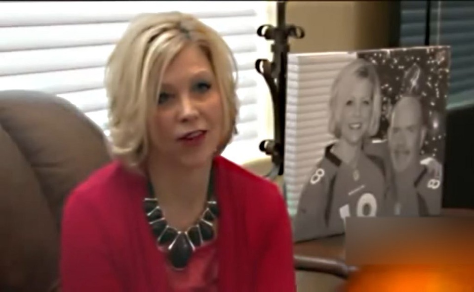 Cô vẫn để ảnh chụp chung của hai vợ chồng trong phòng làm việc