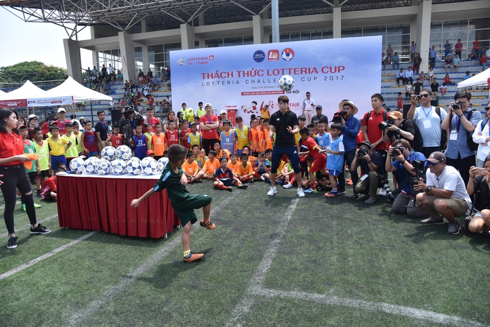Lotteria Cup - ươm mầm tài năng bóng đá Việt - 3 Các em thiếu nhi còn được học hỏi những kỹ thuật đặc biệt trong bóng đá như sút bóng và đánh đầu cùng các danh thủ Hàn Quốc.