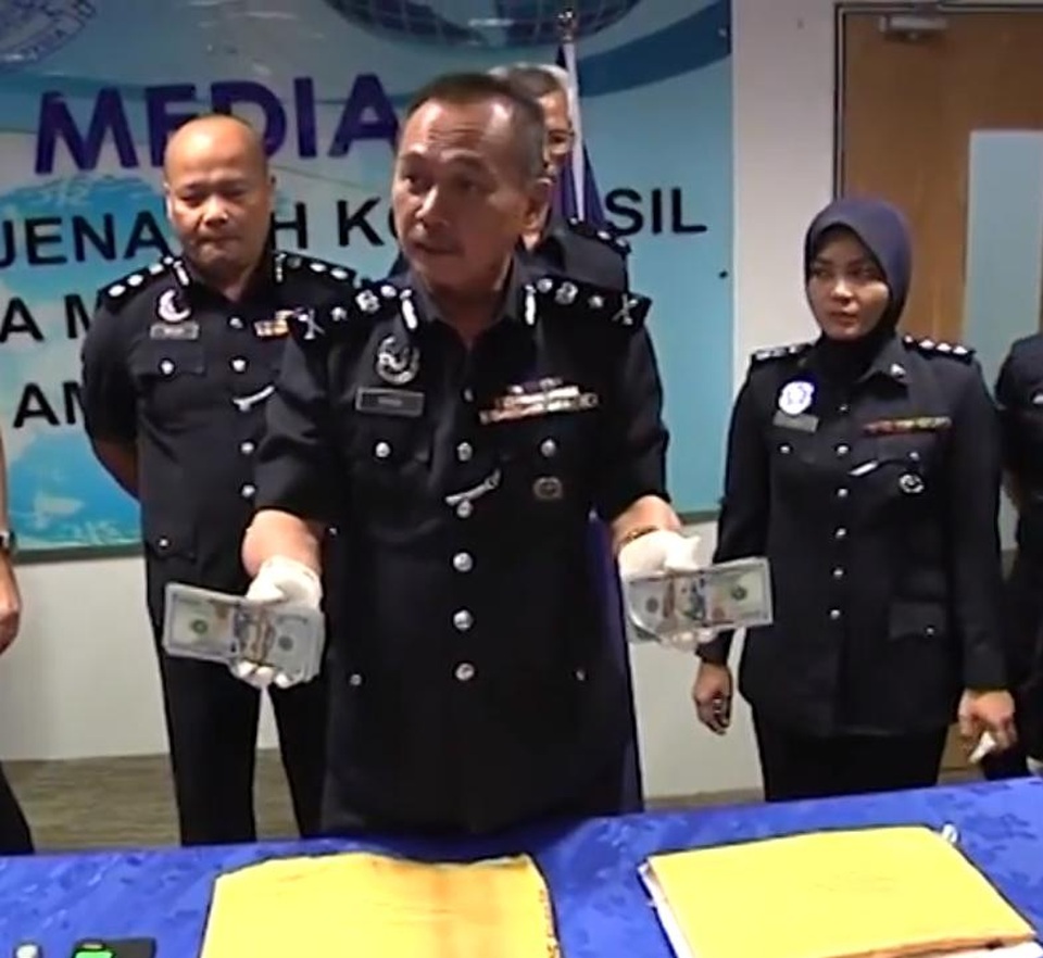 Cơn ác mộng của cụ bà 77 tuổi sang Malaysia tìm gặp "người tình tỷ phú" - 3 Cục trưởng Mohd Sakri trong buổi họp báo