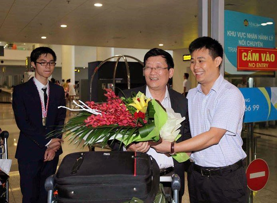 Đoàn Olympic Sinh học hân hoan trở về với HCV thứ 3 trong 21 năm tham dự - 3 Ông Sái Công Hồng (Phó Cục trưởng Cục Khảo thí và Kiểm định Chất lượng - Bộ GD&ĐT tặng hoa cho PGS.TS Mai Sỹ Tuấn - Trưởng đoàn Việt Nam tham dự Olympic Sinh học Quốc tế 2017.