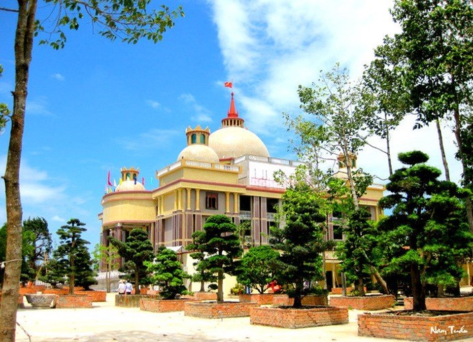 Trầm Bê: Nhà đất 100 triệu USD ở Mỹ, lâu đài 30 ha bậc nhất Việt Nam - 4
Dinh thự nguy nga của gia đình đại gia Trầm Bê tại quê nhà Trà Vinh.
