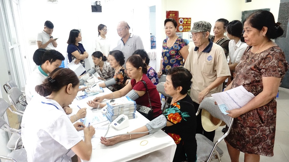 Hàng nghìn người dân trên cả nước được tầm soát tăng huyết áp miễn phí - 3 Người tham gia được tầm soát tăng huyết áp miễn phí và xét nghiệm máu nếu có chỉ định của bác sỹ