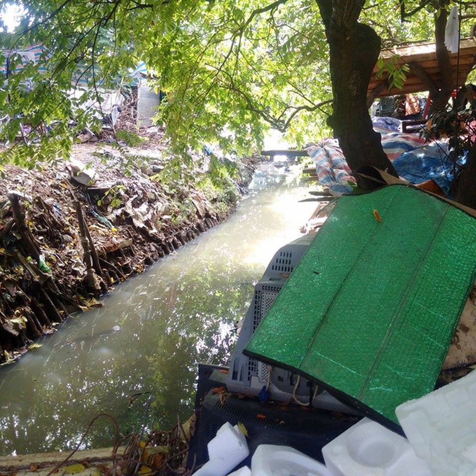 "Sống liều" ở điểm nóng sốt xuất huyết - 4 Dân ngụ cư sống hai bên bờ kênh nổi mùi hôi thối.
