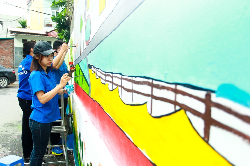 Ngắm "làng bích họa" đẹp mê mẩn ở ngoại thành Hà Nội - 3
Việc vẽ tranh tường được nhiều đoàn viên thanh niên thực hiện trong gần một tháng.