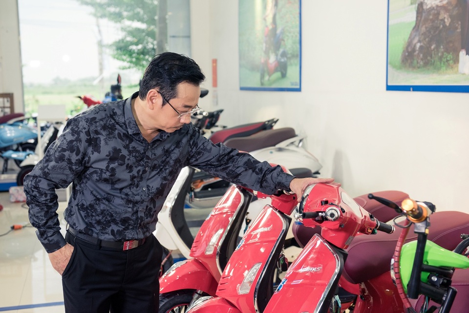 Bật mí 6 quy tắc tán gái cực chất của bố con ông trùm “Người phán xử” - 3 Ông trùm Phan Quân tìm hiểu, lựa chọn xe để dậy cháu tán gái