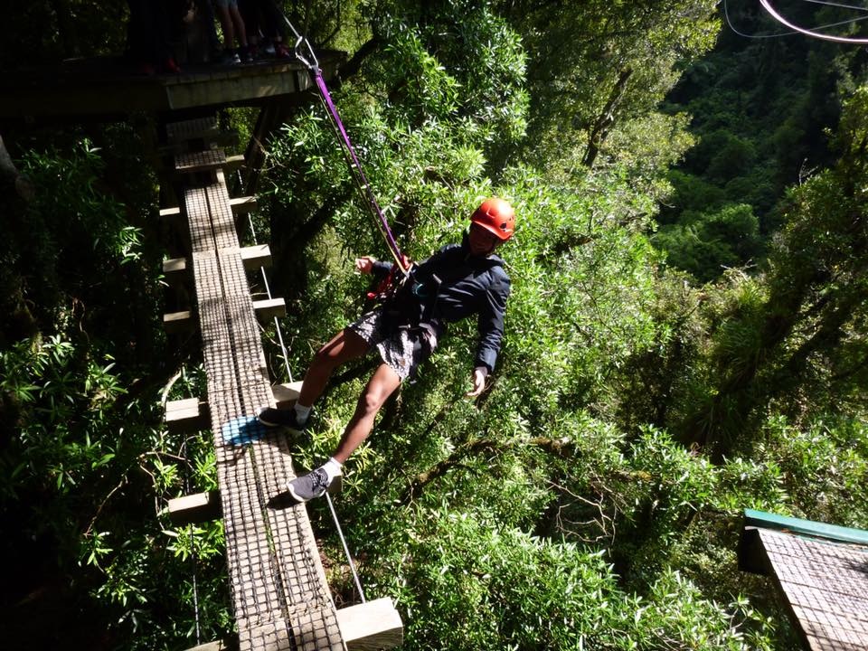 New Zealand: Điểm đến mới của học sinh phổ thông cấp 2, 3 - 3
Toby Phạm tham gia 1 trò chơi mạo hiểm khi đi dã ngoại