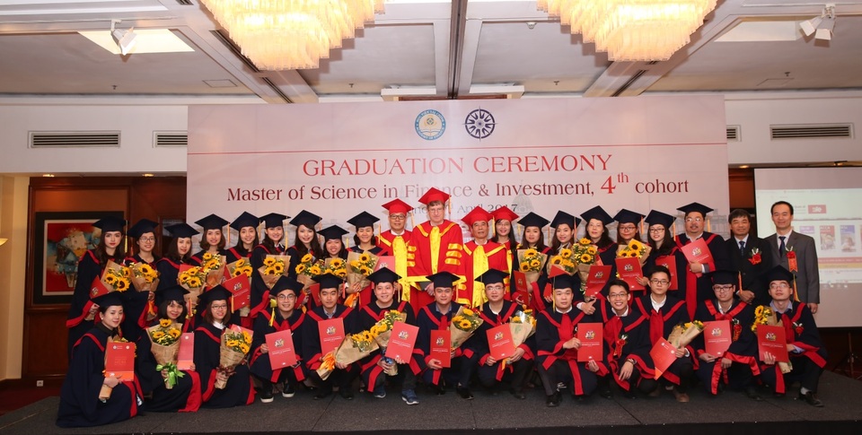 Học viện Tài chính tuyển sinh thạc sỹ Tài chính & Đầu tư - 5 Tân Thạc sỹ Tài chính và Đầu tư khóa 4 hân hoan nhận Bằng Thạc sỹ - tháng 4/2017.