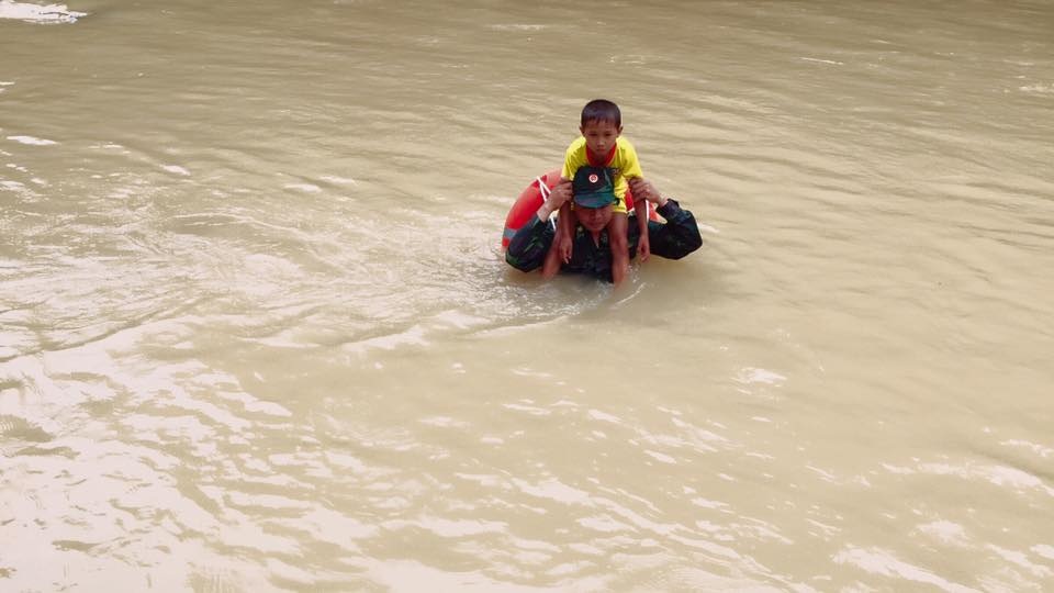 Bộ đội biên phòng kiệu trẻ em băng suối sâu đến trường - 3 Trung úy Vũ Viết Bun - đội phó Kiểm soát hành chính Đồn Biên phòng Huổi Puốc làm nhiệm vụ đưa trẻ tới trường.