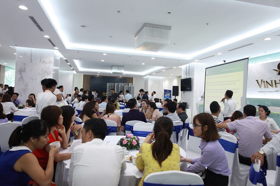 Lộ diện khách hàng sở hữu Camry tiền tỷ đầu tiên tại dự án Vinhomes Skylake - 3
Đông đảo khách hàng tham dự sự kiện Vinhomes Skylake: Mua nhà sang - Nhận quà vàng diễn ra vào sáng ngày 20/8/2017