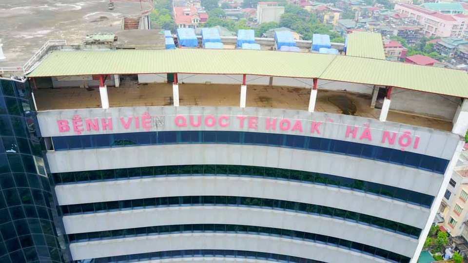 Bệnh viện 5 sao bỏ hoang trên "đất vàng" ở Hà Nội - 2
Bệnh viện được thiết kế theo tiêu chuẩn 5 sao, rộng 27.000 m2 với 300 giường bệnh. Theo ý định ban đầu, nơi đây sẽ chuyên điều trị các bệnh hiểm nghèo như ung thư máu, não…