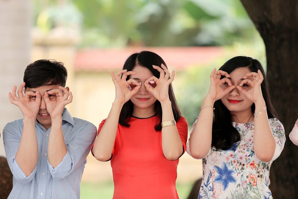 Niềm hạnh phúc lớn của nữ thủ khoa đầu ra trường ĐH Sư phạm Hà Nội - 3 Thu Hiền (ngoài cùng bên phải) và các bạn đại học tạo dáng đáng yêu lưu lại kỉ niệm 4 năm gắn bó.