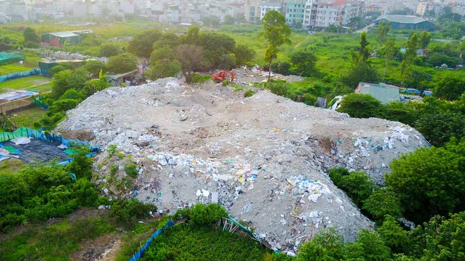 Hà Nội: Đống rác thải khổng lồ xuất hiện gần khu dân cư - 1
Tại khu vực ngõ 207 phố Bùi Xương Trạch (phường Khương Đình, Thanh Xuân, Hà Nội) lâu nay tồn tại một đống rác thải xây dựng khổng lồ cao 5-6 mét, trải dài hàng chục mét.
