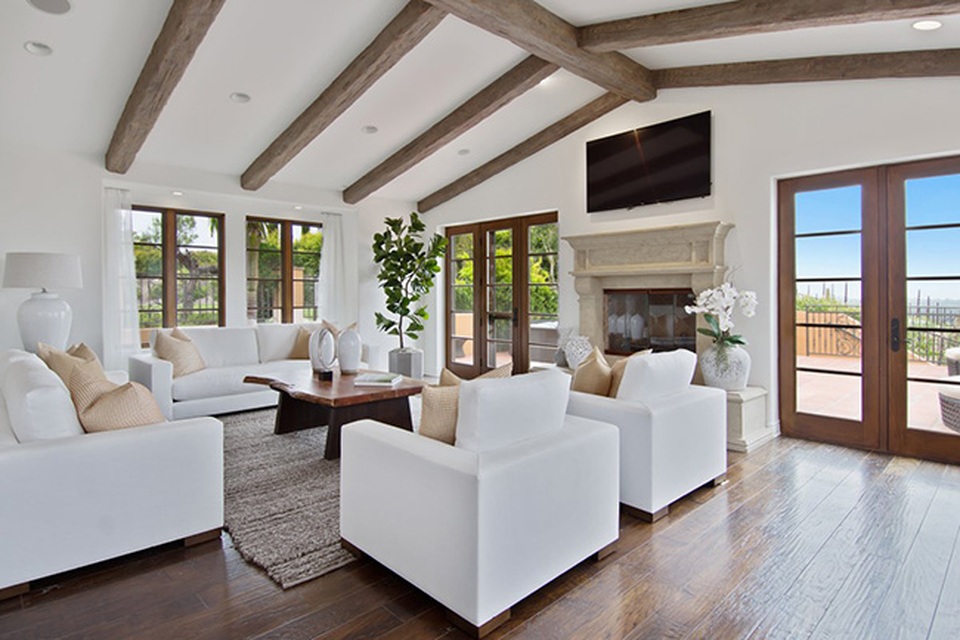 Choáng ngợp với biệt thự cổ nằm giữa vườn nho có giá tới 284 tỷ - 4 Toàn bộ nội thất trong nhà đều có màu trắng.