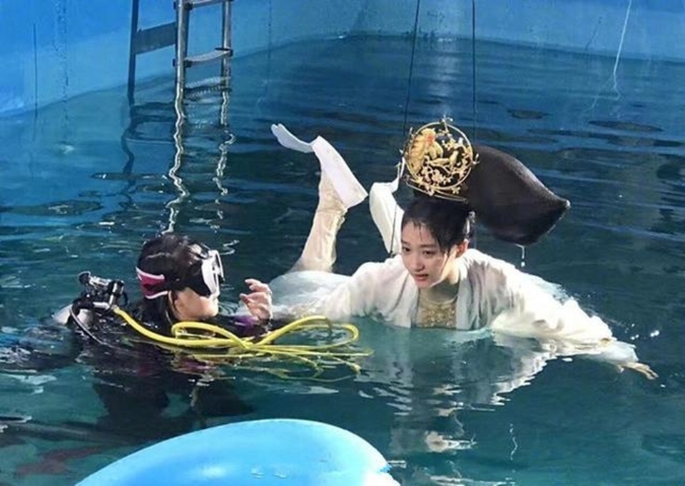 Mỹ nhân Hoa suýt "gãy cổ" vì những búi tóc khổng lồ - 4 Mỹ nhân Hoa suýt "gãy cổ" vì những búi tóc khổng lồ - 4