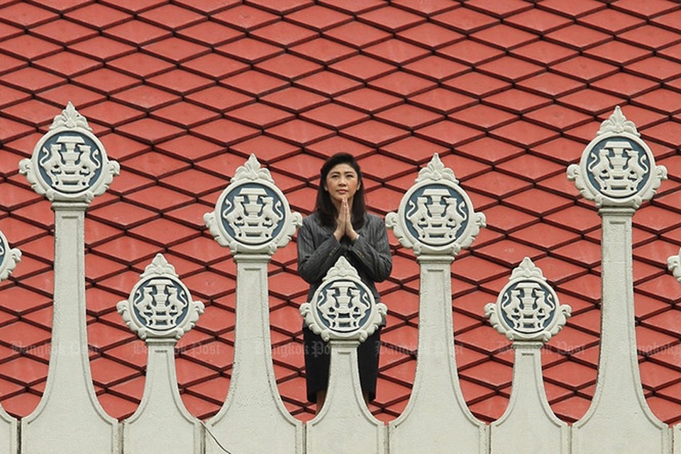 Yingluck Shinawatra: Người liên tục khiến chính trường Thái Lan "dậy sóng" - 4
Bà Yingluck (lúc này đã nhậm chức Thủ tướng) đứng trên mái của tòa nhà Chính phủ để cầu xin phước lành từ một ngôi đền thiêng trong ngày đầu làm việc – 16/8/2011. Ảnh: Bangkok Post
