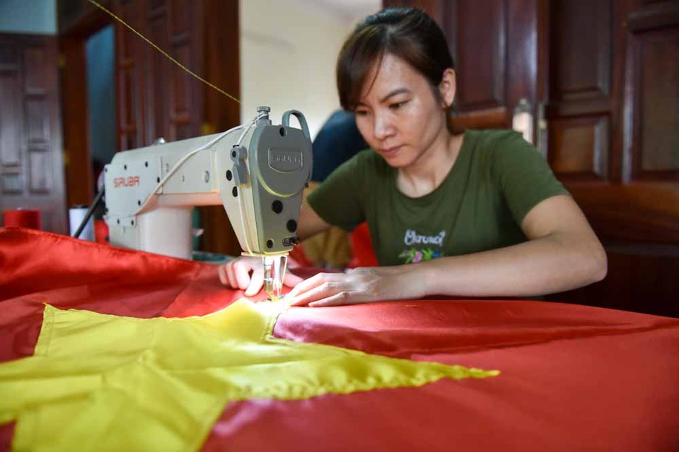 Gia đình bốn thế hệ nối tiếp nghề may cờ Tổ quốc - 3
Chị Duyên, vợ của anh Phục, cho biết kể từ khi về làm dâu gia đình, chị cũng bắt đầu học nghê may cờ, đến nay đã trở thành một thợ làm cờ thành nghề.