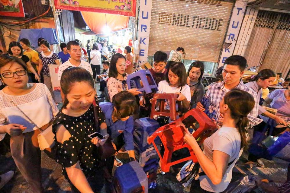 Hà Nội: Hàng nghìn người ngồi kín lòng đường dự lễ Vu Lan - 3
Chỉ những người đến sớm mới may mắn có được ghế ngồi. Vào những ngày lễ quan trọng, đặc biệt là những ngày dâng sao giải hạn, chùa Phúc Khánh luôn thu hút rất đông người dân tới dự lễ, đoạn phố Tây Sơn phía trước cổng chùa thường trở thành nơi Phật tử, người dân hành lễ.