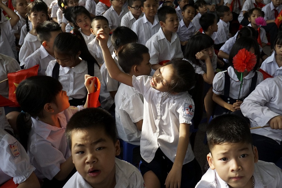 Lễ khai giảng đặc biệt ở ngôi trường hát Quốc ca bằng tay - 4
Một học sinh đang chơi đùa với ánh nắng trong buổi sáng diễn ra lễ khai giảng năm học mới.