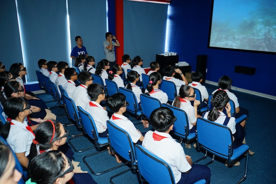 Vào năm học mới với Thư viện Thông minh - 3 Các em học sinh trường THCS Nguyễn Chí Thanh trải nghiệm phòng học 3D do F7N Việt Nam tài trợ.