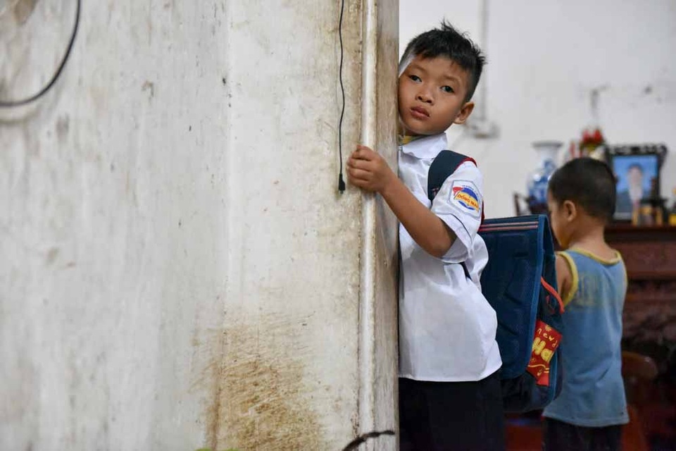 Cuộc sống của bà mẹ 14 con tại Hà Nội - 3
Sinh 14 người con thì 1 trẻ bị bệnh hiểm nghèo đã mất, bà Hải một thân một mình gồng gánh kiếm cái ăn, cái mặc cho đàn con. Cả gia đình bà có 6 người con đang tuổi đi học, ba người học cấp 1 và ba người học cấp 2.