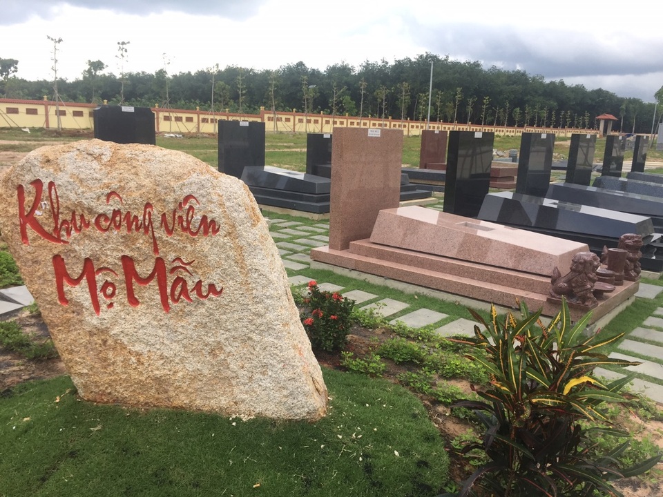 Mua mộ phần cho cha mẹ - nỗi trăn trở mùa Vu Lan báo hiếu - 3 Hoa viên Bình An được nhiều người lựa chọn để mua mộ phần cho cha mẹ ông bà làm nơi an nghỉ cuối cùng, bởi địa thế thuận lợi cho việc thăm viếng, hương khói. Bên cạnh đó, yếu tố tâm linh của hoa viên Bình An cũng được nhiều người cân nhắc. Hoa viên có vị trí Tọa Bắc Hướng Nam, theo phong thủy là có năng lượng mạnh nhất (Tọa Tý, Hướng Ngọ). Đất tại công viên nghĩa trang Hoa Viên Bình An là loại đất xám, nâu xám, có nơi đỏ... là loại đất ngũ sắc, có độ thẩm thấu tốt, không ngập úng, nhiều sinh khí. Theo thuật táng mộ của phong thủy, đất tốt là đất nhiều sinh khí sẽ làm cho người đã khuất được ấm áp, yên bình phù hộ cho thế hệ con cháu được sung túc và bình an.