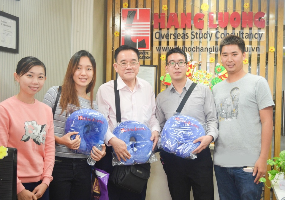 Hội thảo “Học viện MDIS – dẫn đầu xu thế” - 3
Tiến sĩ Eric Kuan và đại diện tuyển sinh MDIS đến thăm VP. Du Học Hằng Lương