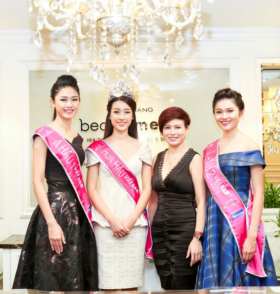 Bật mí Dàn sao khủng tham dự đêm tiệc tri ân lớn chưa từng có - 3 Top 3 hoa hậu Việt Nam chụp cùng bà Đặng Thanh Hà - Phó TGĐ Thanh Hằng Beauty Medi