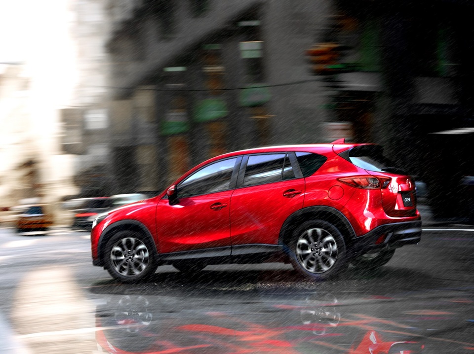 Mazda CX-5 còn được yêu thích nhờ trang bị đầy đủ tiện nghi. Ngoài trang bị tiêu chuẩn, Mazda CX-5 mang đến không gian hiện đại với hệ thống điều khiển Mazda Connect tích hợp cụm nút xoay điều khiển độc đáo. Màn hình hiển thị đầy đủ các thông tin về khả năng vận hành, hệ thống giải trí, danh bạ được đồng bộ từ điện thoại và hệ thống định vị GPS. Hệ thống âm thanh vòm 9 loa Bose âm thanh chất lượng cao, sống động và chân thực; hệ thống giải trí DVD cho những chuyến đi trở nên nhẹ nhàng và thoải mái hơn. Mazda CX-5 cũng là mẫu xe Nhật duy nhất trong phân khúc trang bị phanh tay điện tử.