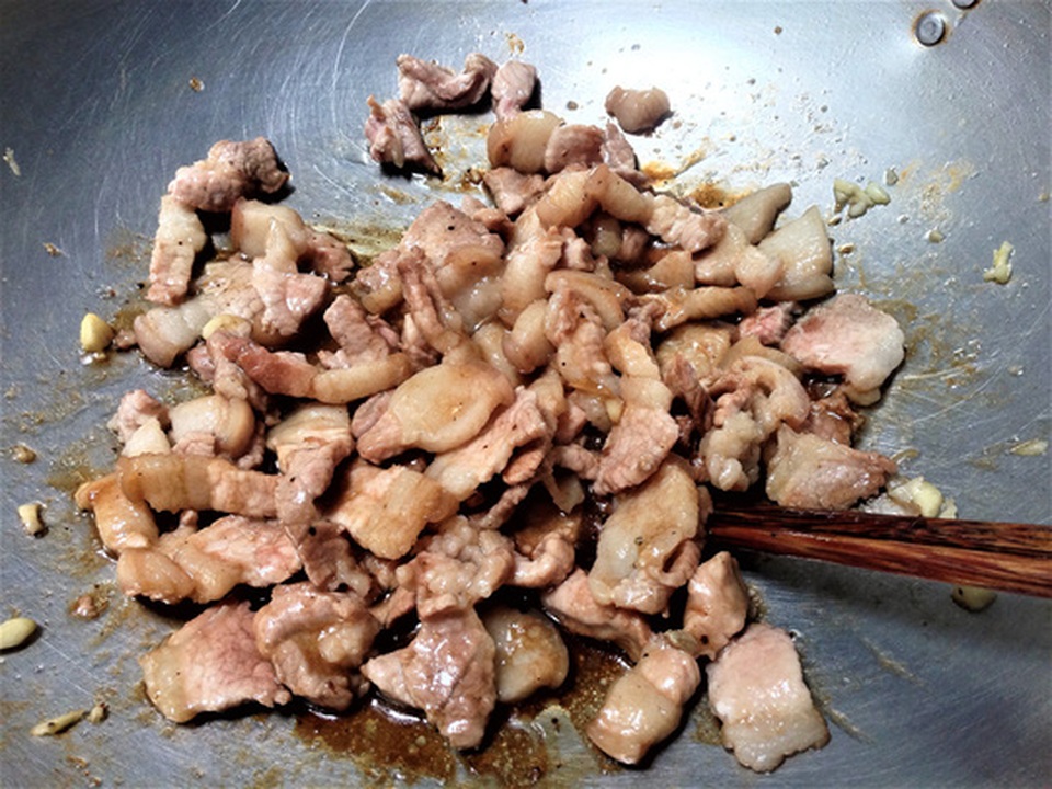 Mì trứng xào cho bữa sáng thêm ngon - 4
Cho thịt heo vào xào