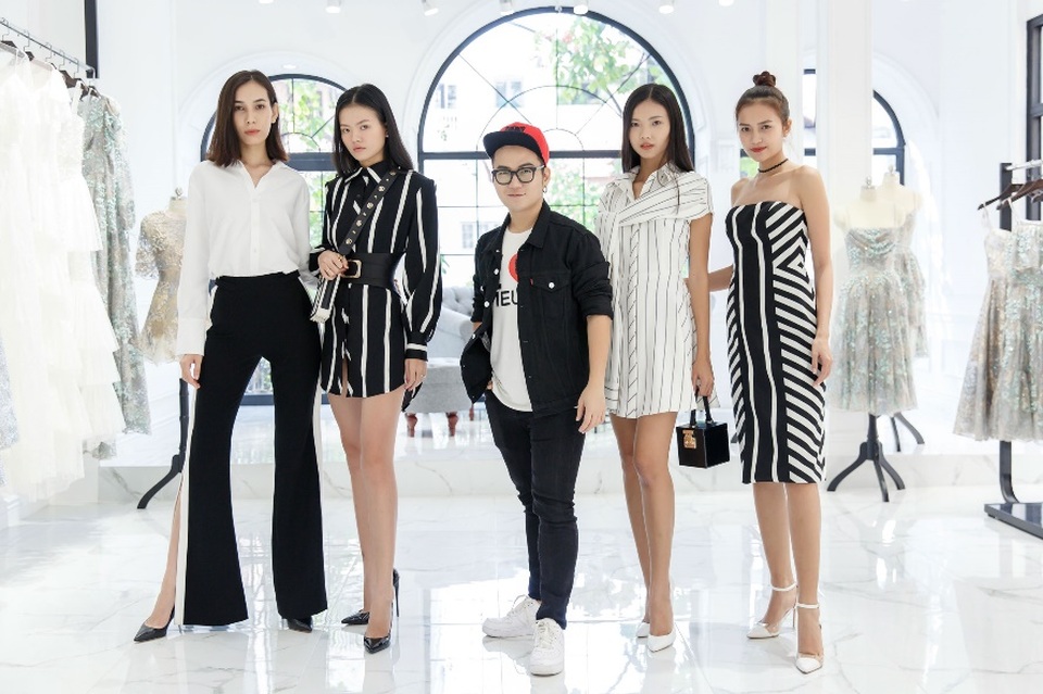 "Cuộc chiến" giữa Phạm Hương, Minh Tú, Mâu Thủy - 3 Chung Thanh Phong và các người mẫu trong một số thiết kế thuộc BST mới nhất của mình.