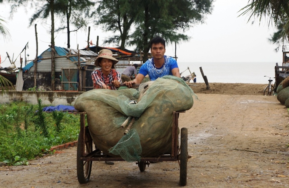 Công an giúp dân gặt lúa chạy bão - 10 Ngư dân thu dọn ngư lưới cụ vào bờ