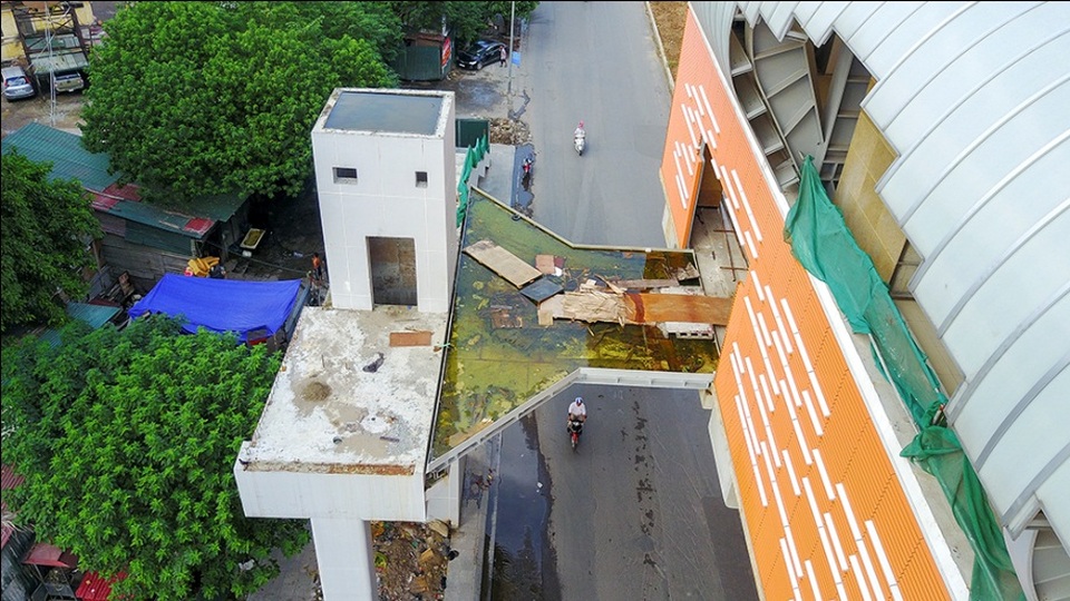 Nhiều rác thải xuất hiện dưới đường sắt trên cao Cát Linh - Hà Đông - 2 
Dự án chưa hoàn thiện, kế hoạch chạy thử đang bị gác lại. Trong khi đó, nhiều vị trí quanh công trình đang ở tình trạng nhếch nhác, mất vệ sinh. Trong ảnh là phần rêu xanh, nước đọng ở nhà ga La Khê.