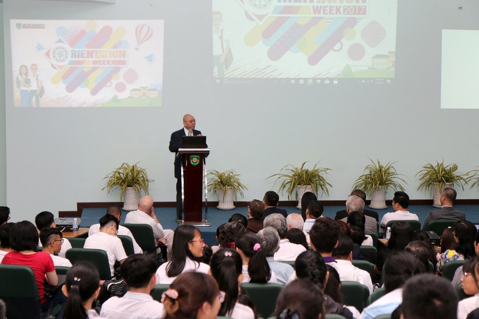 Sinh viên khoa Y, Đại học Tân Tạo ráo riết chuẩn bị cho kỳ thi lấy Chứng chỉ hành nghề Y tại Mỹ - 3
GS.TS.BS Thạch Nguyễn phát biểu trước toàn thể phụ huynh và học sinh, sinh viên TTU về Ba chiến lược phát triển Đại học Tân Tạo năm học 2017-2018.