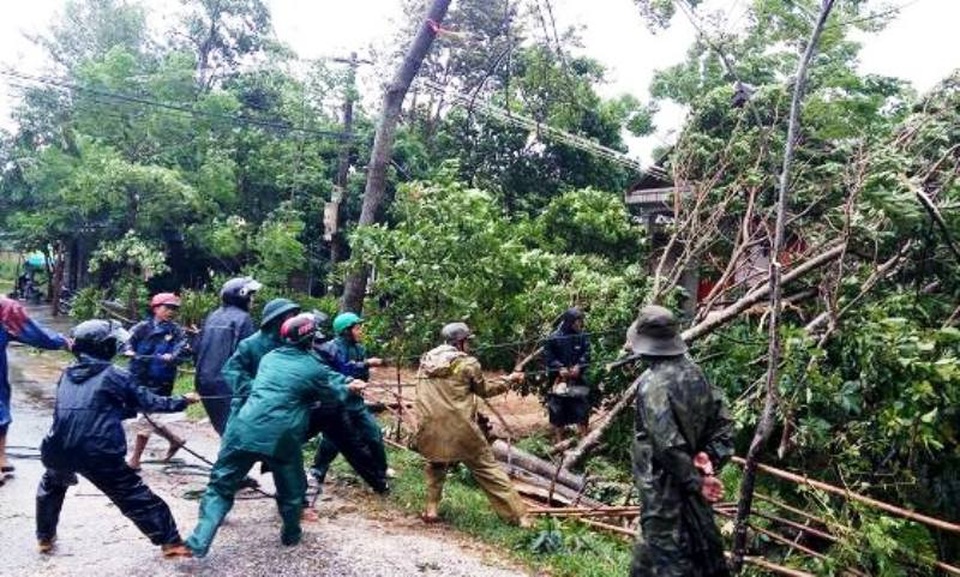 27 người chết và bị thương do bão số 10 - 4 Các lực lượng giúp dân khắc phục hậu quả của mưa bão (Ảnh: Minh Hiển)