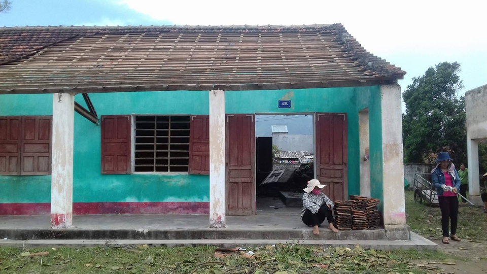 Mái nhà hư hại được dỡ ra hoàn toàn để lợp lại.