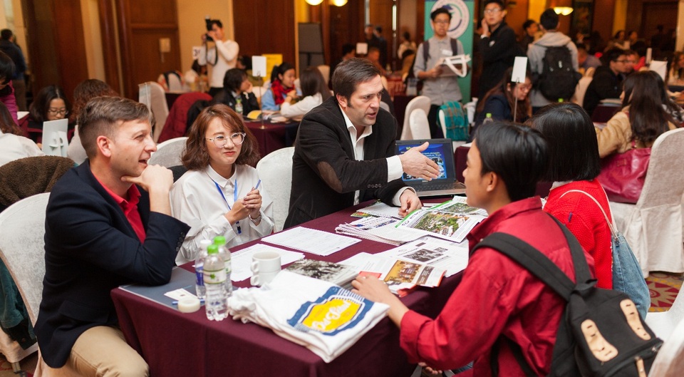 Du học Canada không chứng minh tài chính tại Triển lãm Du học 50 trường Canada – Mỹ - 3
Học sinh chưa nói được tiếng Anh có phiên dịch hỗ trợ tại bàn