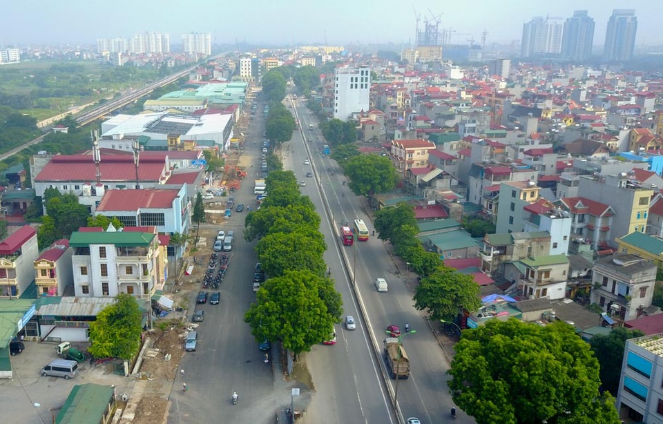 Công trường đường vành đai hơn 8.500 tỷ đồng ở Hà Nội - 3
Dự án vành đai 3 đoạn Mai Dịch - cầu Thăng Long (Hà Nội) nằm trọn trên đường Phạm Văn Đồng với thiết kế mỗi bên 6 làn xe chạy.
Để thực hiện dự án, có gần 800 hộ dân và cơ quan thuộc quận Cầu Giấy và Bắc Từ Liên thuộc diện giải phóng mặt bằng với chi phí hơn 1.800 tỷ đồng. Đến nay, việc giải phóng mặt bằng đạt 90%.